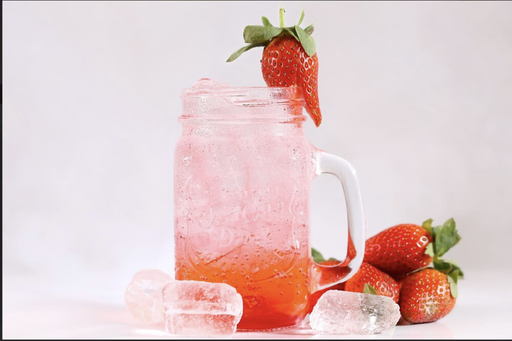 مشروب الفراولة المنعش/Refreshing strawberry drink